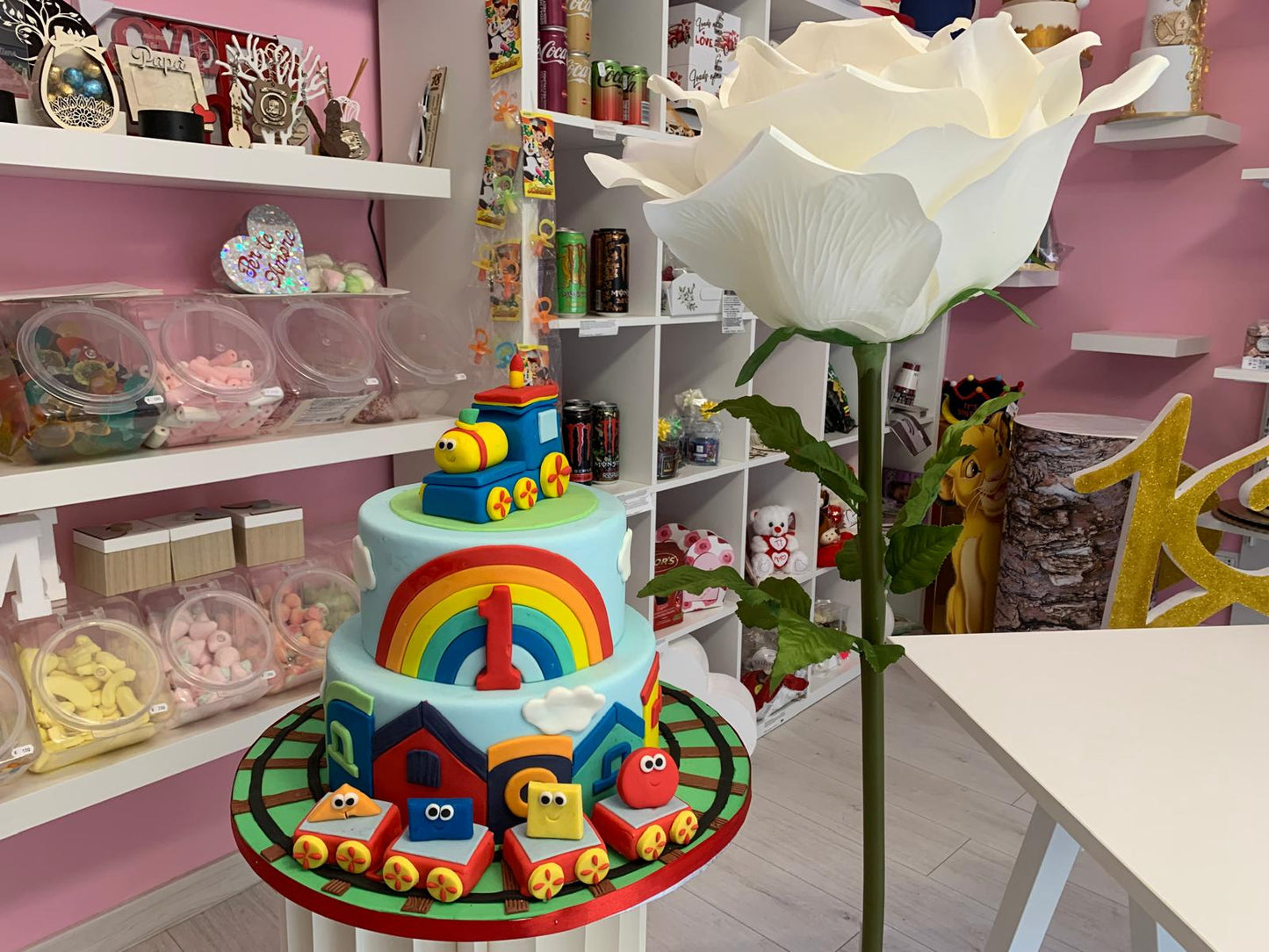 Torta con trenino bambino e bambina